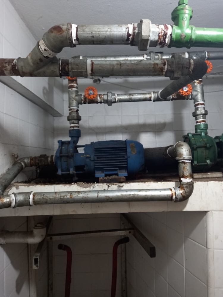 Substituição de tubulações de recalque e sucção de bombas de recalque ANTES E DEPOIS. Substituição de tubulações de recalque e sucção de bombas de recalque ANTES E DEPOIS.